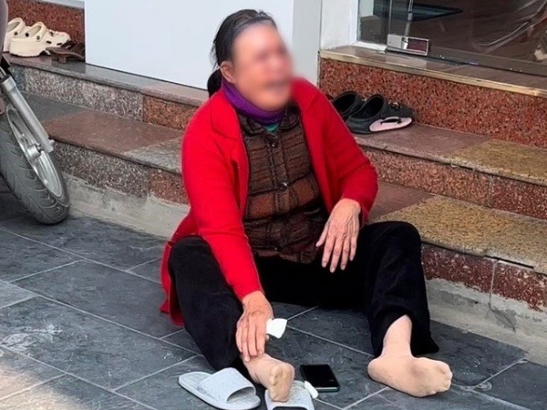 Xôn xao hình ảnh người phụ nữ lớn tuổi với gương mặt sưng phù ngồi gào khóc trước cửa thẩm mỹ viện ở Nghệ An, nguồn cơn ra sao?