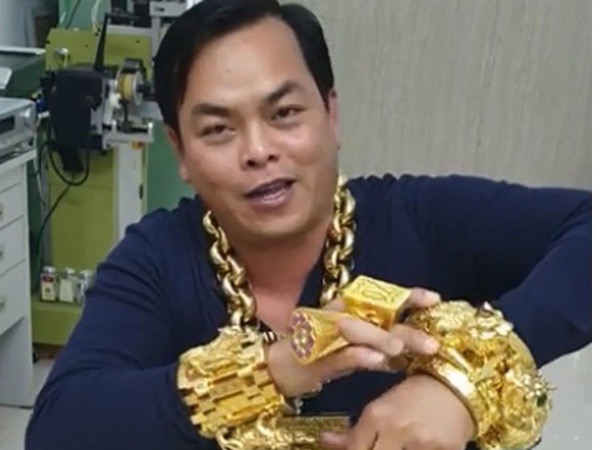 Thói ăn chơi 'khét tiếng' của đại gia thích khoe vàng rồi xộ khám