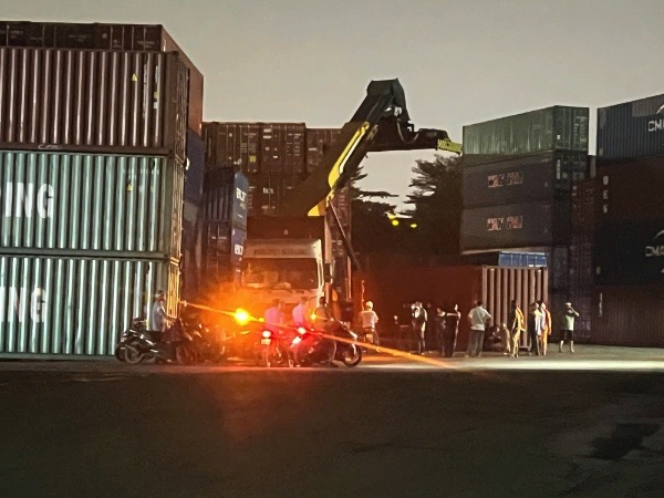 Xe nâng cán chết người ở TP Thủ Đức