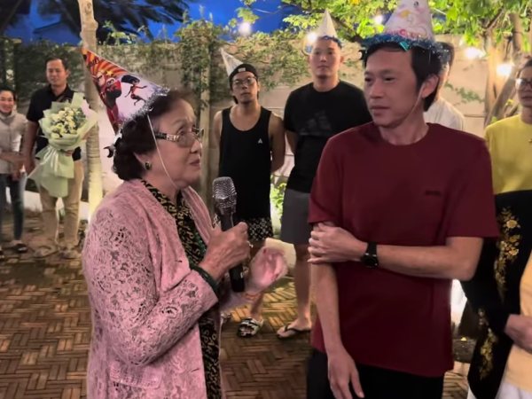 Mẹ ruột Hoài Linh: 'Tôi vừa thức dậy là đi tìm Hoài Linh nhưng không thấy con đâu... tôi rất buồn'
