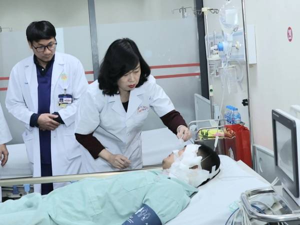 Chuyển lên bệnh viện tuyến trên 4 nạn nhân vụ cháy quán cà phê
