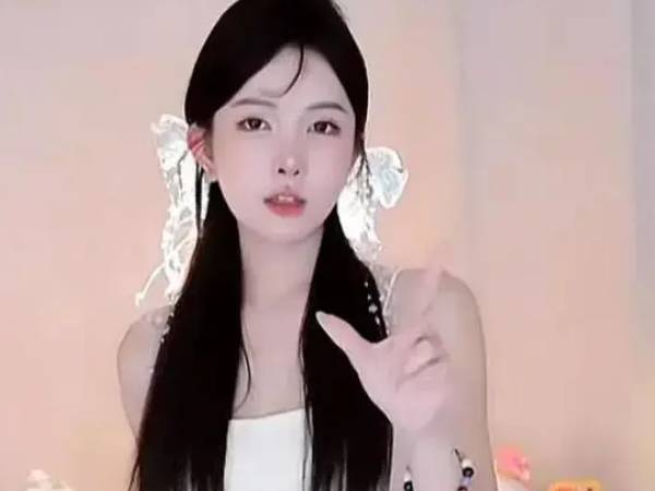 Nữ streamer xinh đẹp bất ngờ qua đời tại nhà riêng, nghi do 'fan cuồng' ra tay tàn nhẫn