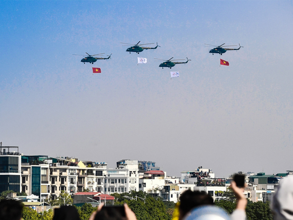 Nghìn người lên đê xem Su-30MK2, trực thăng bay trình diễn trên bầu trời Hà Nội