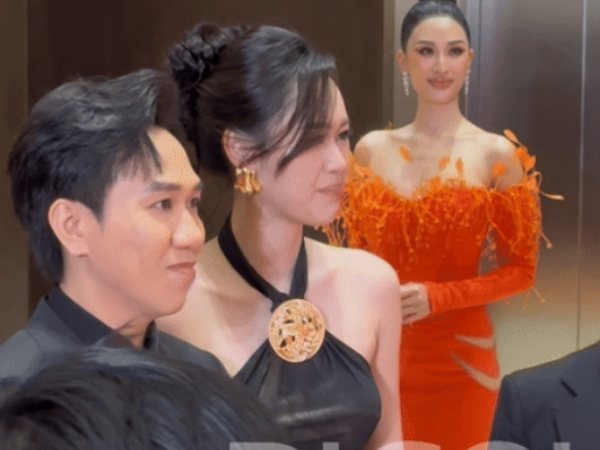 Vợ Anh Đức nhăn mặt nhất quyết không chịu lên thảm đỏ, nguyên nhân đằng sau khiến netizen bùng tranh cãi