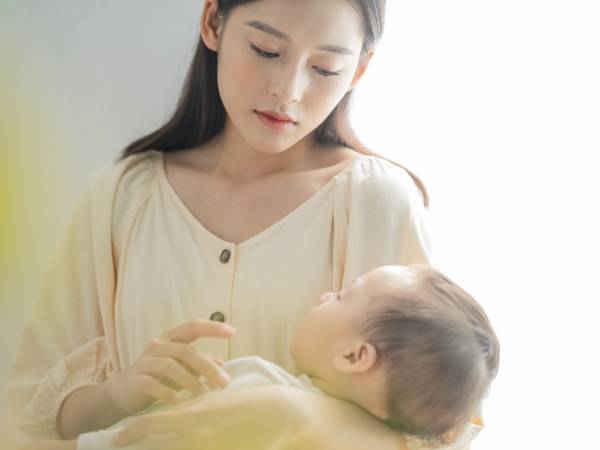 Thăm tôi đẻ, vợ cũ của chồng đem theo 500 triệu trả nợ mà tôi chết lặng, càng sốc với bí mật động trời nhà chồng giấu giếm