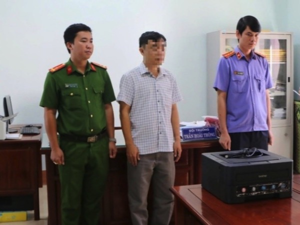 Khám xét nơi làm việc, cấm đi khỏi nơi cư trú đối với 4 cán bộ ở Bình Phước