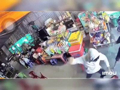 Đang học bài, nam sinh bị nhóm thiếu niên xông vào nhà đánh túi bụi