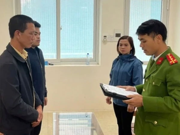 Người chồng bị khởi tố vì ném vỡ điện thoại của vợ
