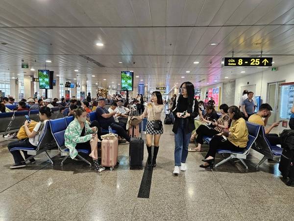 Giá vé máy bay Tết quá cao, 'bay' cả tiền thưởng Tết của nhiều gia đình