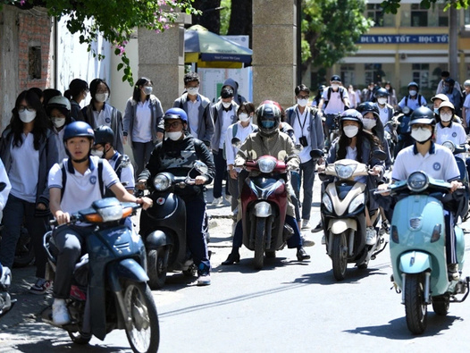 Từ 1/1/2025, học sinh chưa đủ tuổi lái xe máy dưới 50cc sẽ phải chịu mức xử phạt nào?
