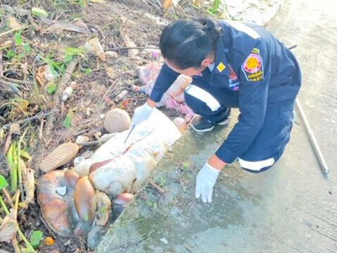 Phát hiện 2 bao tải căng phồng có mùi hôi trôi trên sông, cảnh sát vớt lên mở ra thì bàng hoàng với thứ bên trong