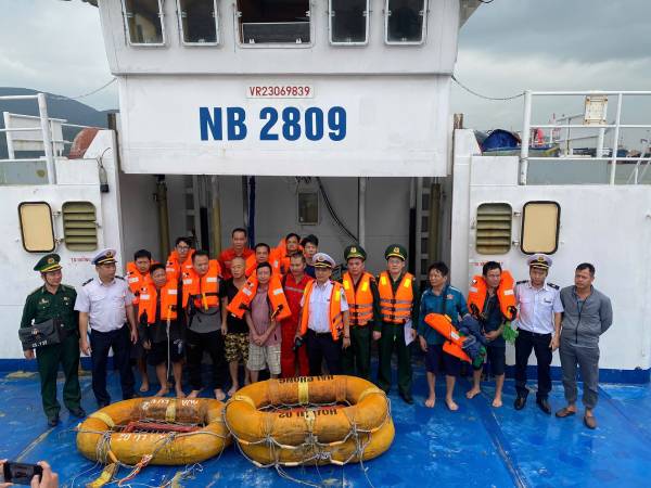 Chìm tàu Hoa Lư 02 ở vùng biển Bình Định, 14 người được cứu sống