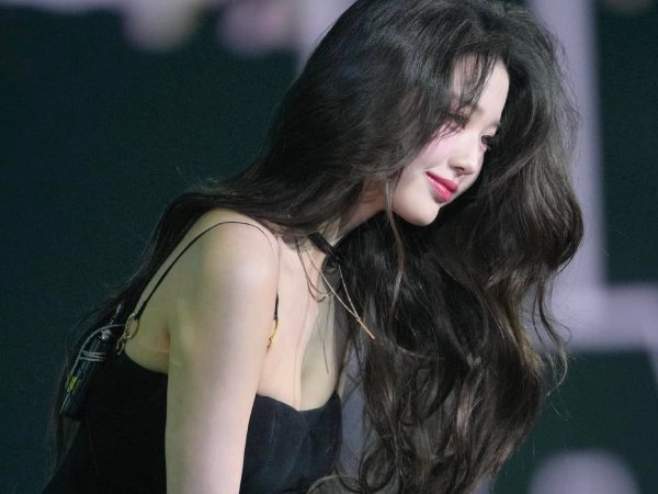 Công chúa Kpop lột phăng hình tượng trong sáng, hoá quý cô sexy khoe dáng cực bốc