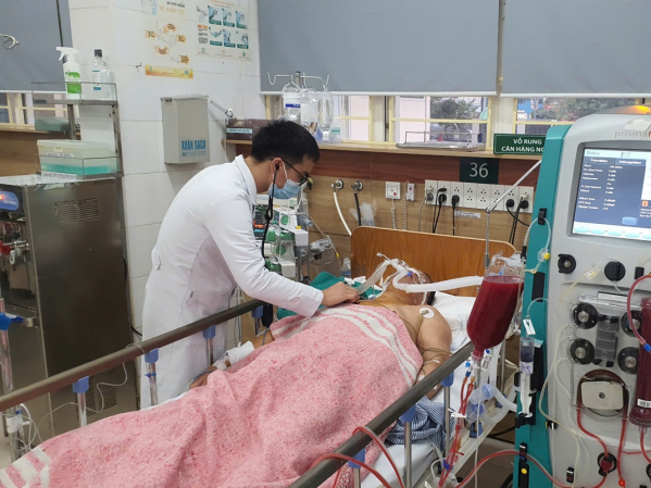 Thêm bệnh nhân nghi ngộ độc ở bữa tiệc liên hoan phải thở máy
