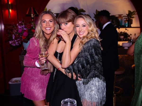 Bức ảnh vạch trần chuyện Taylor Swift đã đính hôn, phóng to thì chỉ 10% người xem hiểu được tại sao?