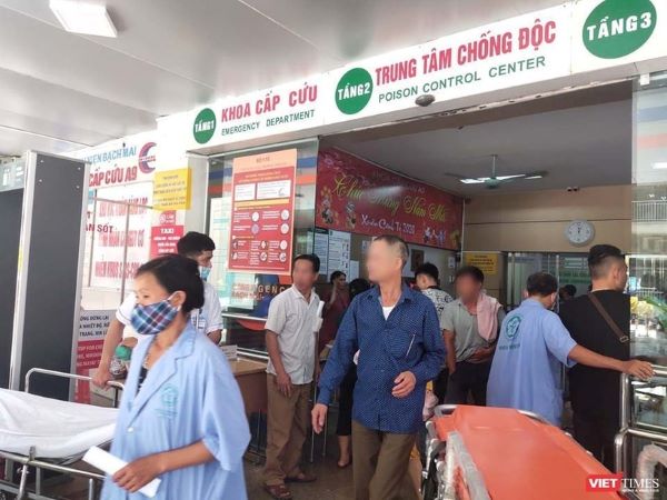 2 người tử vong, 15 người cấp cứu sau khi ăn tại một trung tâm hội nghị ở Hà Nội: Người tham gia đưa rượu ở ngoài vào nhà hàng