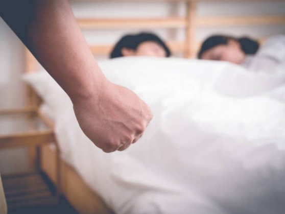 Vừa đổ bệnh thì vợ có nhân tình, anh tôi bỏ 300 nghìn làm một việc khiến chị dâu sợ hãi đến già