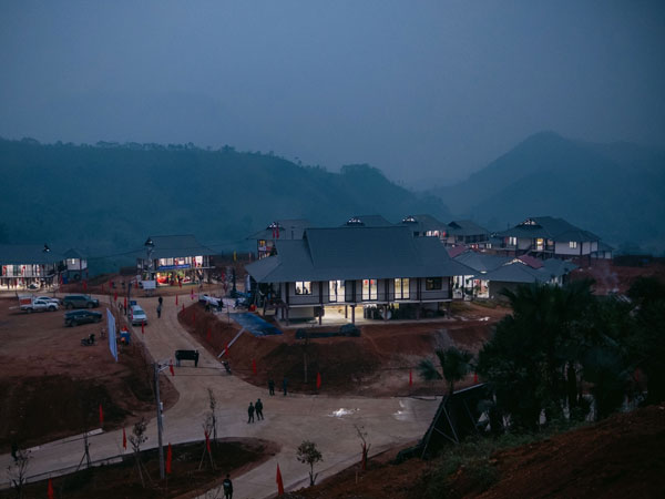 Đêm ở Làng Nủ trước ngày khánh thành khu tái định cư: 'Gần như nhà nào ông trời cũng để lại một người còn sống đấy chú à...'