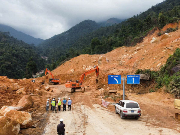 Thông xe qua đèo Khánh Lê từ 7h sáng 22/12 nhưng vẫn đóng đường ban đêm