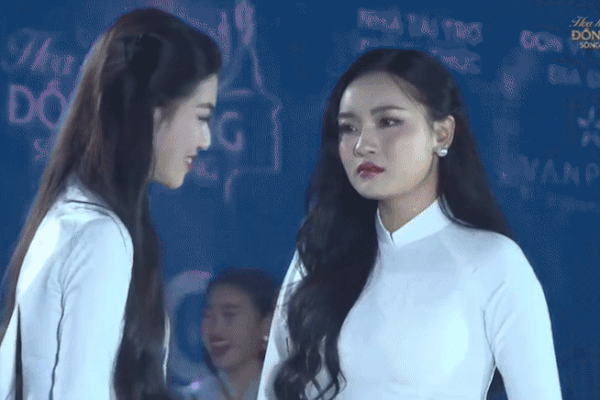 Biểu cảm lạ của Á hậu khi nhìn cô gái khác đăng quang Hoa hậu gây bùng nổ tranh cãi