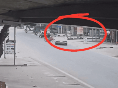 Đánh lái tránh xe máy, xe điện lao thẳng vào nhà dân khiến một bé gái tử vong