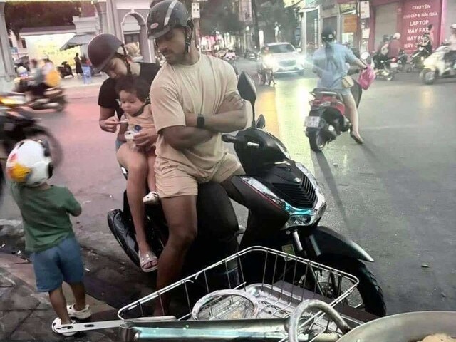 Viral khoảnh khắc cầu thủ nhập tịch Nguyễn Xuân Son đi xe máy chở vợ con đi mua bánh chuối