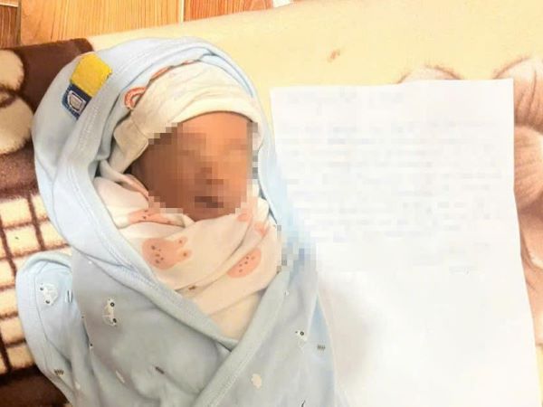 Bé sơ sinh bị bỏ rơi kèm lá thư ghi “sinh viên năm 3 lỡ dại mang thai”