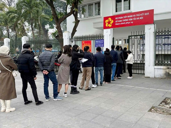 Lượng người tăng gấp 3 lần, các điểm cấp, đổi bằng lái xe Hà Nội bị quá tải