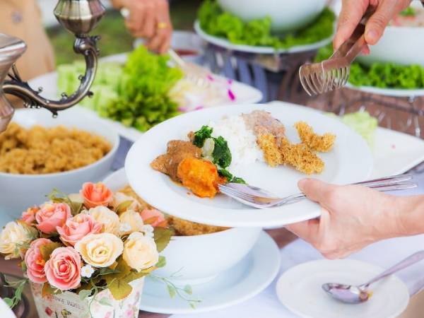 Bố chú rể thu gom cỗ thừa đám cưới, nhà gái phản ứng gay gắt