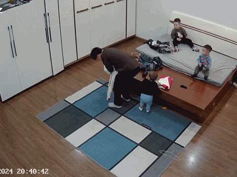 Xem lại camera, người mẹ 5 con ở Hà Nội run lên vì những gì đã xảy ra trong phòng ngủ