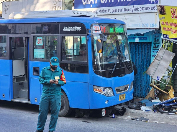 Xe buýt lao làn đường ngược lại khiến 2 người bị thương ở Bình Thạnh