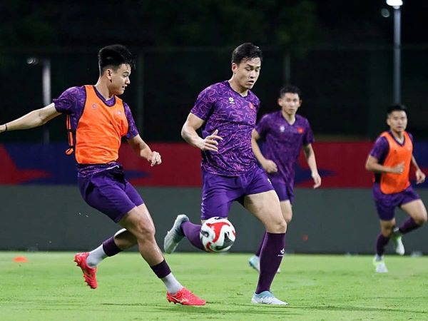 Trung vệ tuyển Việt Nam tái phát chấn thương, nguy cơ sớm chia tay AFF Cup 2024
