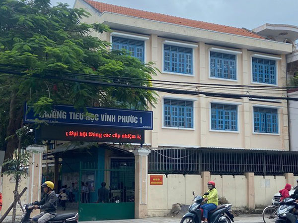 Yêu cầu xử lý nghiêm vụ cha con xông vào lớp lôi cô giáo ra sân trường đe dọa, xé áo làm nhục