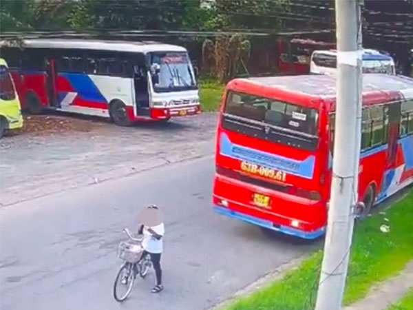 Dừng xe đạp nghe điện thoại, nữ công nhân bị ô tô khách lùi trúng tử vong