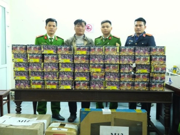 Bắt hai đối tượng buôn bán hơn 1 tấn pháo nổ