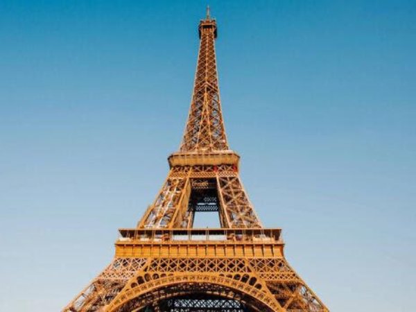 NÓNG: Tháp Eiffel bốc cháy ngay trước thềm Giáng sinh