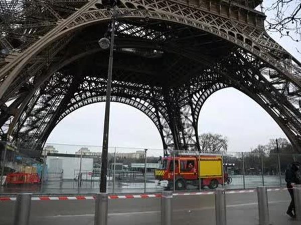 Tháp Eiffel bị báo cháy ngay trước thềm Giáng sinh khiến 1.200 người phải sơ tán khẩn: Đã xác định nguyên nhân