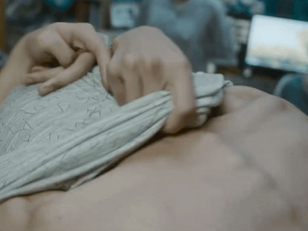 Sao nam hạng A gây sốc với thân hình gầy gò đến độ lồi đốt sống lưng