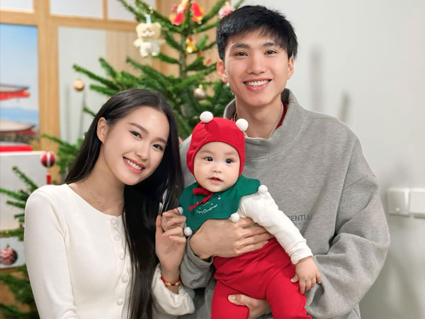 Bộ ảnh giáng sinh gây bão view nhà Đoàn Văn Hậu và Doãn Hải My, vóc dáng nàng WAG 'mẹ một con trông mòn con mắt'