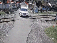 Không để ý đèn tín hiệu khi đi qua đường sắt, xe con bị tàu hỏa tông văng 360 độ
