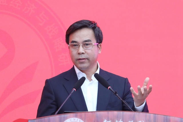 Trùm ngân hàng Trung Quốc vướng loạt bê bối tình ái chấn động, cướp cả bạn gái của con trai