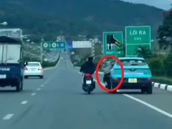 Thanh niên bám cửa taxi đang chạy trên đường cao tốc gây xôn xao mạng xã hội