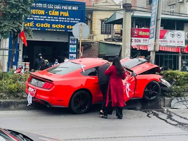 Chú rể lái ô tô Ford Mustang đi đón dâu gây tai nạn ở Quảng Ninh