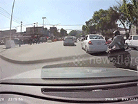 'Rang lạc' trên phố khi khuất tầm nhìn, người đi xe máy tông thẳng vào gánh hàng rong đi ngược chiều