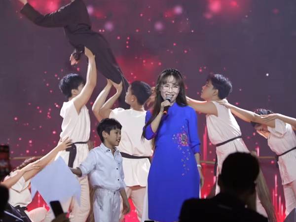 Nữ tỷ phú VietJet Air gây sốt khi hát 'Mẹ yêu con' của Anh trai vượt ngàn trông gai trong tiệc cuối năm: Madame 'đỉnh nóc kịch trần cỡ' này!