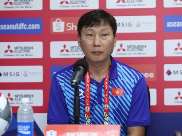 HLV Kim Sang-sik khéo léo nói về trọng tài, khen ngợi Xuân Son và người bắt thay Filip Nguyễn
