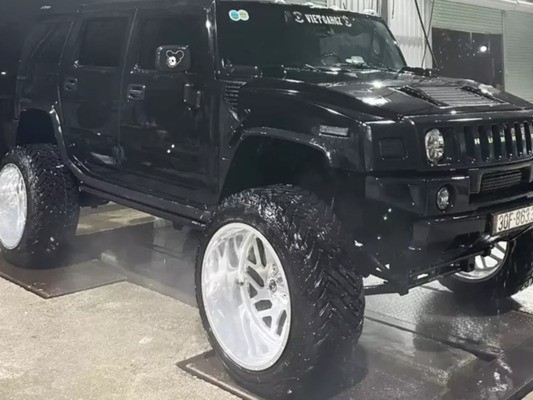 Hummer H2 mâm khủng tại Hà thành,'uống xăng' gần 30 lít/100 km