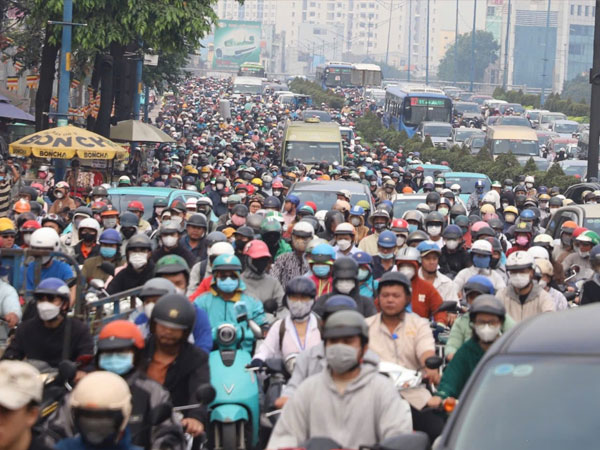 Kẹt xe 'trùng trùng, lớp lớp' đường cửa ngõ TPHCM ngày gần cuối năm