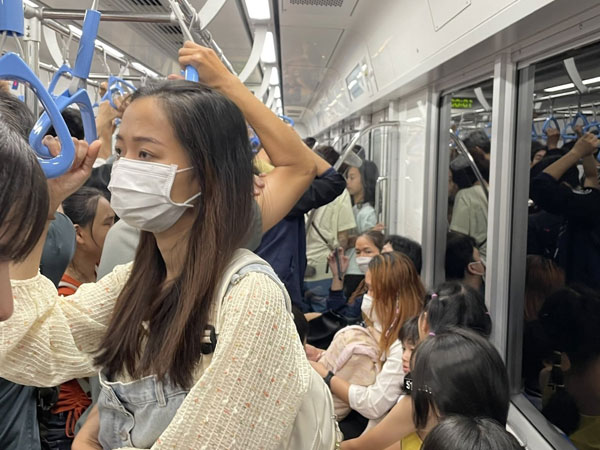Tàu metro số 1 dừng đột ngột, hành khách ngơ ngác