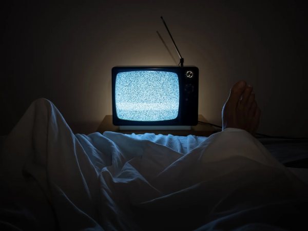 Thói quen xem TV trên giường và sự thật phũ phàng có thể khiến nhiều người giật mình
